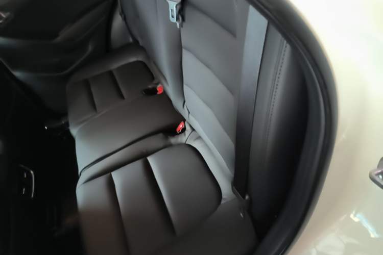 Used Mazda CX-5 2015 2.0L Automatic Two-Wheel Drive Urban Version Left Rear Seat