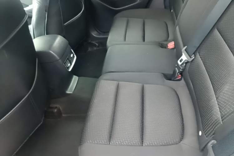 Used Mazda CX-5 2015 2.0L Automatic Two-Wheel Drive Urban Version Left Rear Seat