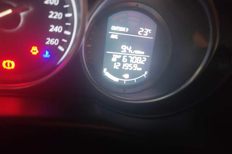 Used Mazda CX-5 2015 2.0L Automatic 2WD Comfort Edition Odometer Close Up
