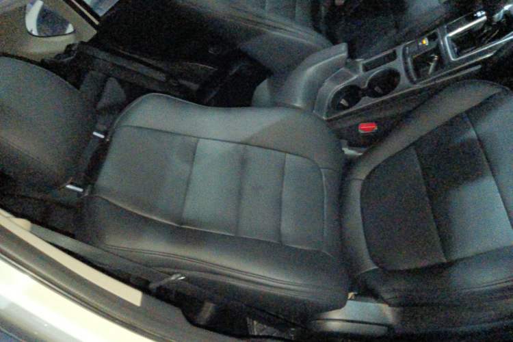 Used Mazda CX-5 2015 2.0L Automatic Two-Wheel Drive Urban Version Right Front Seat