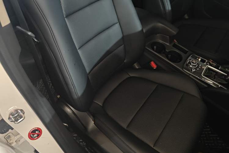 Used Mazda CX-5 2015 2.0L Automatic Two-Wheel Drive Urban Version Right Front Seat
