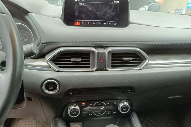 Used Mazda CX-5 2017 2.0L Automatic 2WD Smart Enjoyment Version China VI Standard Audio And AC Panel
