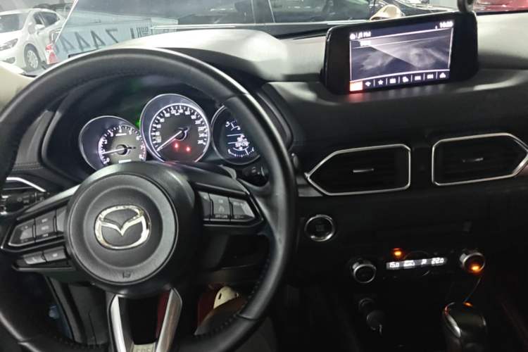 Used Mazda CX-5 2017 2.0L Automatic 2WD ZhiShang Trim China VI Standard Center Console