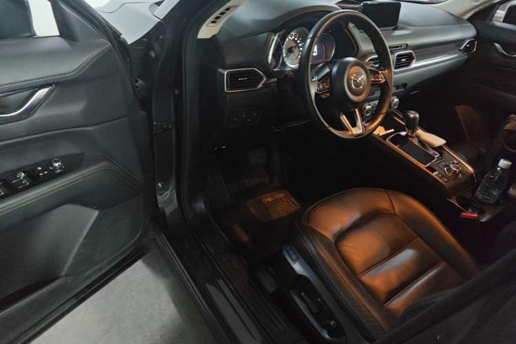 Used Mazda CX-5 2017 2.5L Automatic 2WD ZhiZun Version China VI Standard Driver Seat