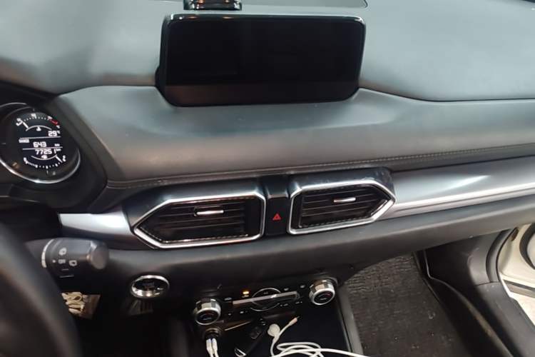 Used Mazda CX-5 2017 2.0L Automatic 2WD ZhiShang Trim China V Standard Audio And AC Panel