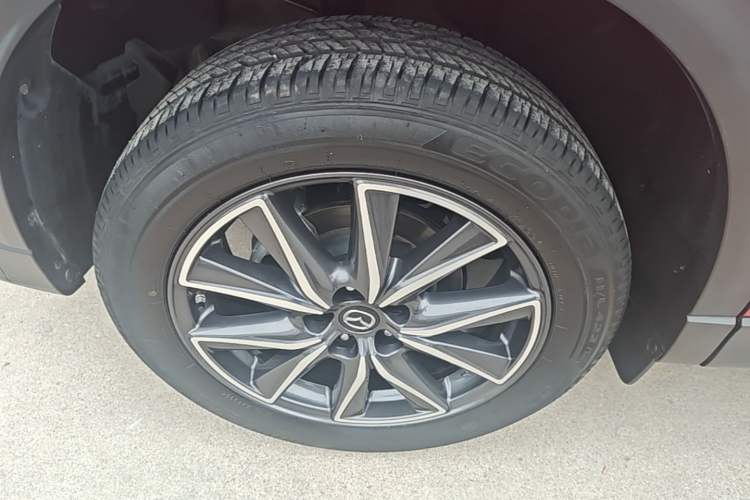 Used Mazda CX-5 2020 Revised Version 2.5L Automatic Two-Wheel Drive ZhiZun Trim Right Rear Wheel Hub