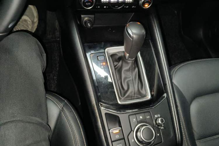 Used Mazda CX-5 2020 Revised Version 2.0L Automatic Two-Wheel Drive ZhiZun Trim Gear Lever