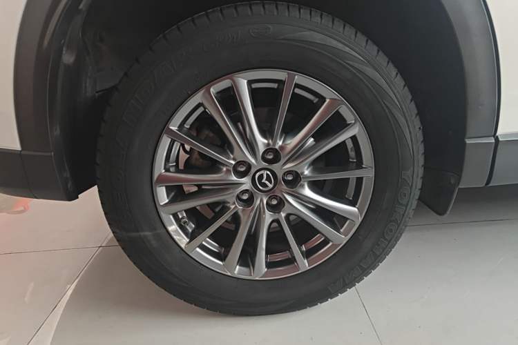 Used Mazda CX-5 2020 Revised Version 2.0L Automatic Two-Wheel Drive ZhiZun Trim Right Rear Wheel Hub