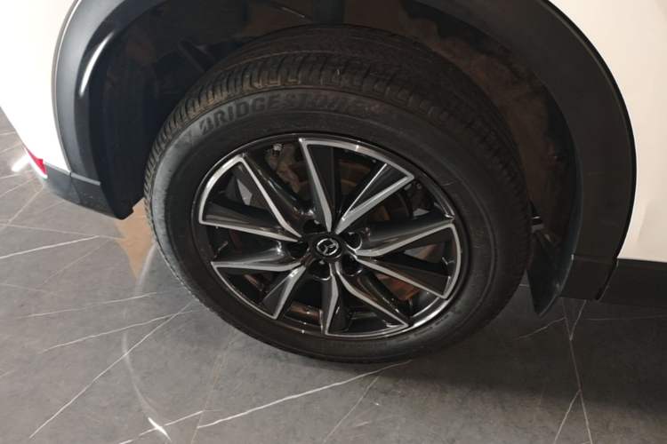 Used Mazda CX-5 2020 Revised Version 2.5L Automatic Two-Wheel Drive ZhiZun Trim Right Rear Wheel Hub