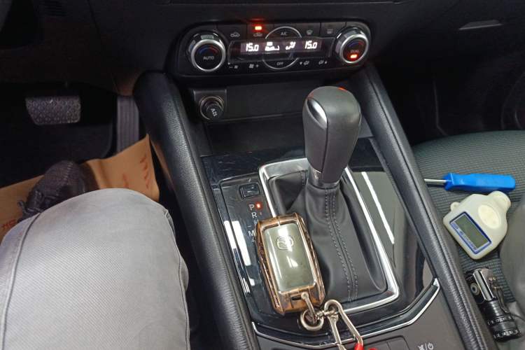 Used Mazda CX-5 2024 2.0L Automatic Two-Wheel Drive ZhiShang Version Gear Lever