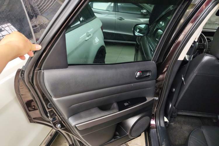 Used Mazda CX-7 2014 2.5L 2WD Luxury Edition Interior 8