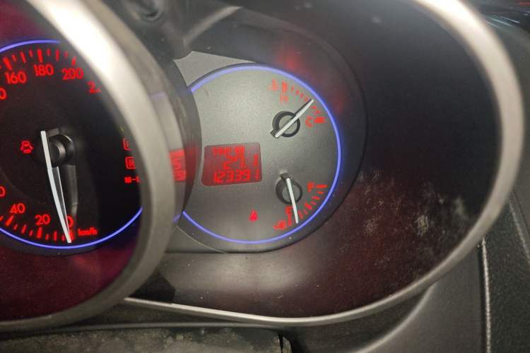 Used Mazda CX-7 2010 2.5L Luxury Edition Odometer Close Up