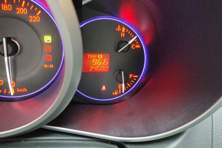 Used Mazda CX-7 2011 2.5L Luxury Edition Odometer Close Up