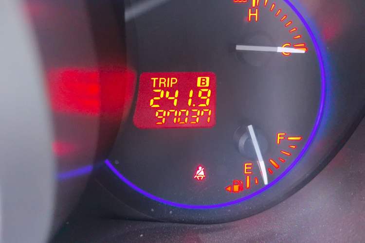 Used Mazda CX-7 2011 2.5L Luxury Edition Odometer Close Up