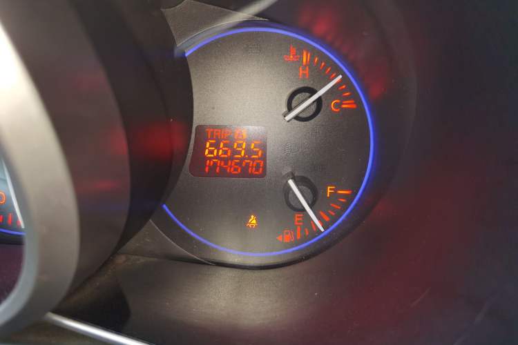 Used Mazda CX-7 2011 2.5L Luxury Edition Odometer Close Up