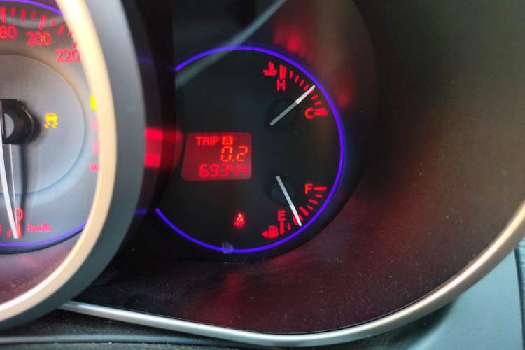 Used Mazda CX-7 2011 2.5L Luxury Edition Odometer Close Up