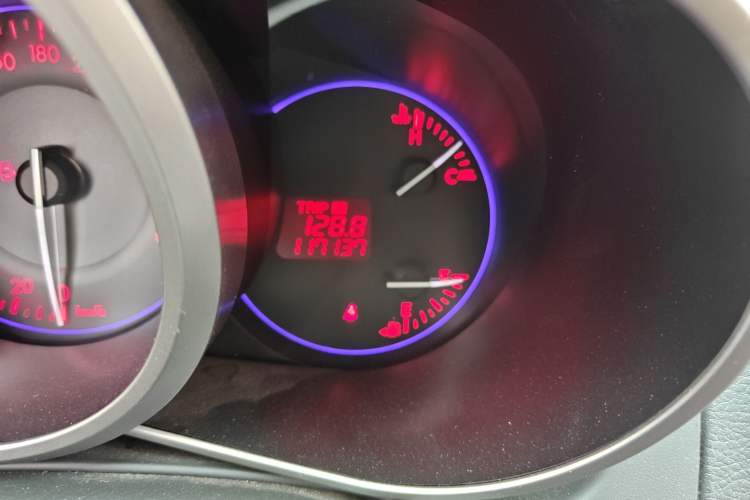 Used Mazda CX-7 2014 2.5L 2WD Luxury Edition Odometer Close Up
