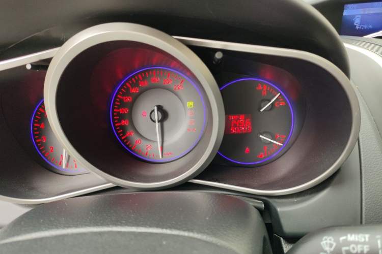Used Mazda CX-7 2014 2.5L 2WD Premium Edition Odometer Close Up