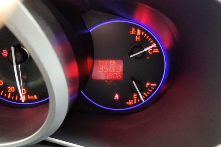 Used Mazda CX-7 2014 2.5L 2WD Premium Edition Odometer Close Up