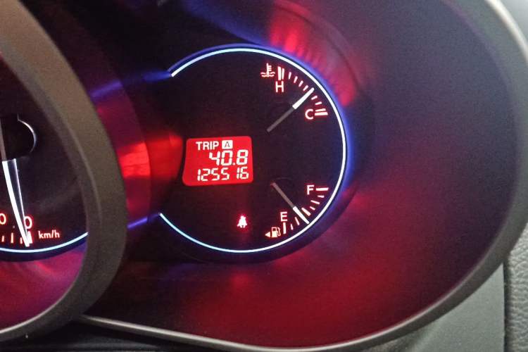 Used Mazda CX-7 2014 2.5L 2WD Luxury Edition Odometer Close Up