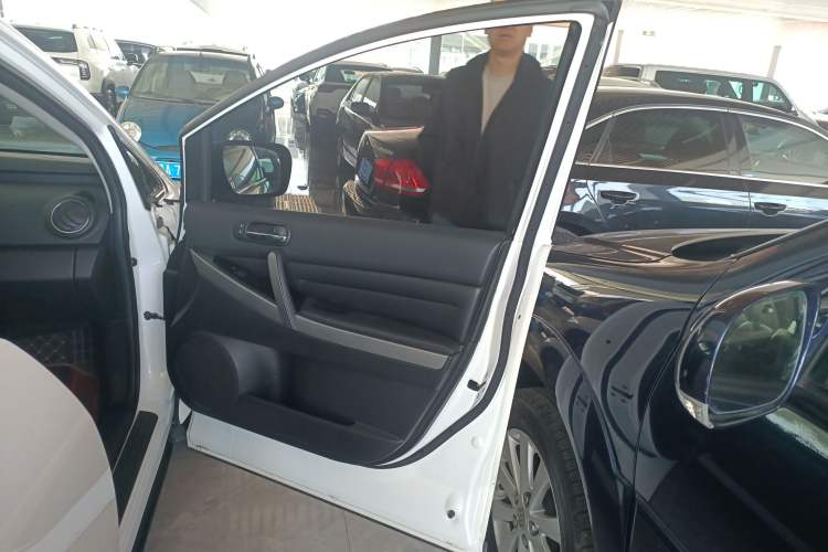 Used Mazda CX-7 2014 2.5L 2WD Luxury Edition Interior 5