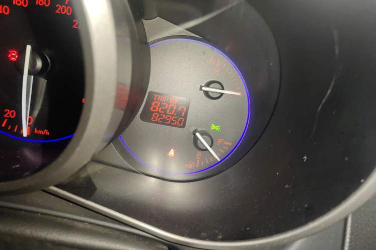 Used Mazda CX-7 2014 2.5L 2WD Premium Edition Odometer Close Up