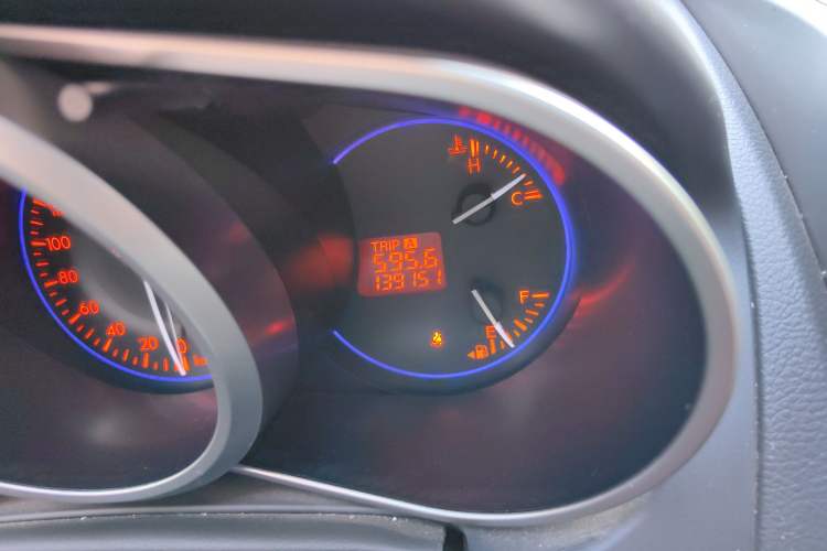Used Mazda CX-7 2014 2.5L 2WD Premium Edition Odometer Close Up