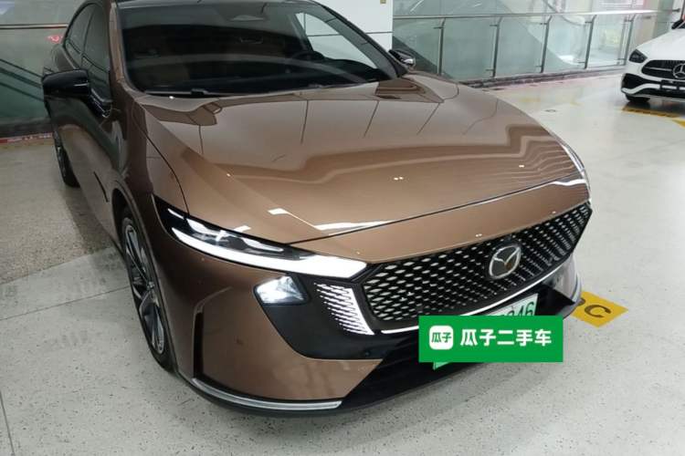 Used Mazda EZ-6 2024 Range-Extended 200 Luxury Edition Front Right 45 Deg