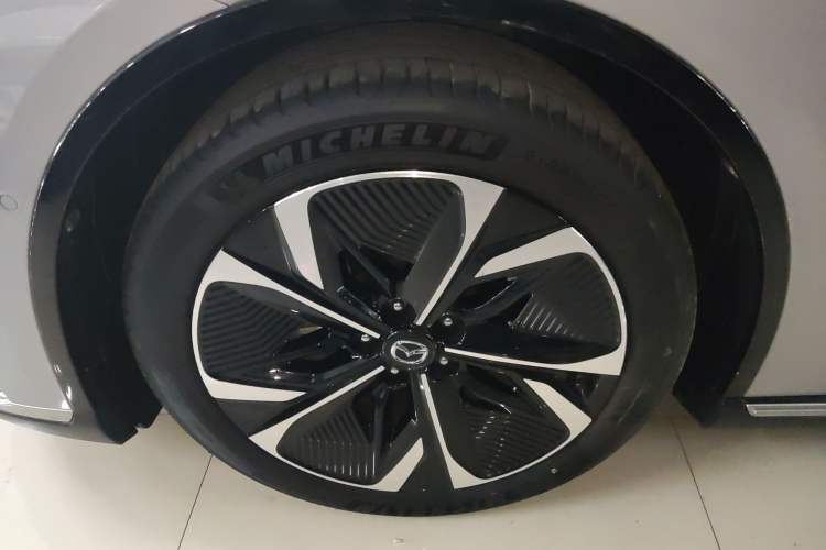 Used Mazda EZ-6 2024 Pure Electric 600 ZhiZun Edition Left Front Wheel Hub