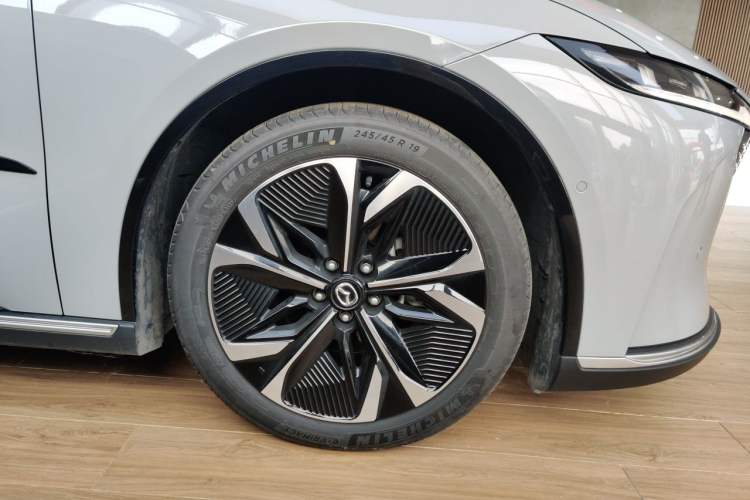 Used Mazda EZ-6 2024 Pure Electric 600 ZhiZun Edition Right Front Wheel Hub