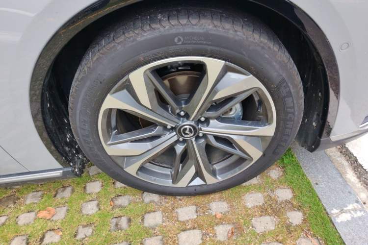 Used Mazda EZ-6 2024 Range-Extended 200 Luxury Edition Right Front Wheel Hub