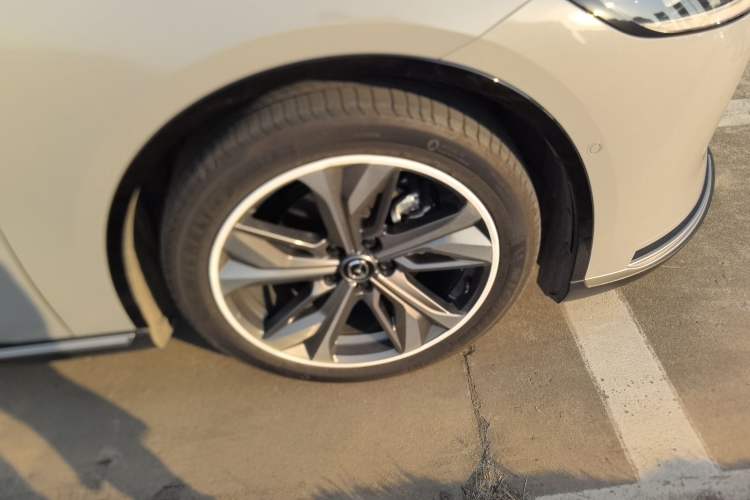 Used Mazda EZ-6 2024 Range-Extended 200 Luxury Edition Right Front Wheel Hub