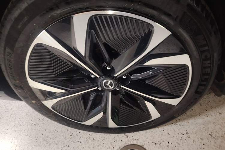 Used Mazda EZ-6 2024 Pure Electric 600 ZhiZun Edition Right Rear Wheel Hub