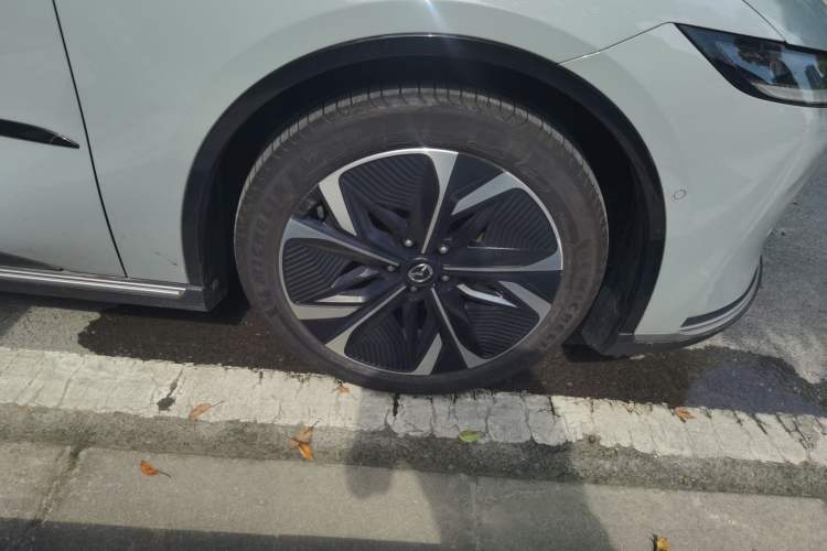 Used Mazda EZ-6 2024 Pure Electric 600 ZhiZun Edition Right Front Wheel Hub