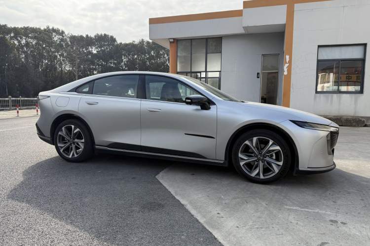 Used Mazda EZ-6 2024 Range-Extended 200 Luxury Edition Exterior 7