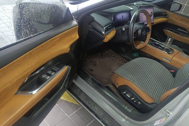 Used Mazda EZ-6 2024 Range-Extended 200 Luxury Edition Interior 3