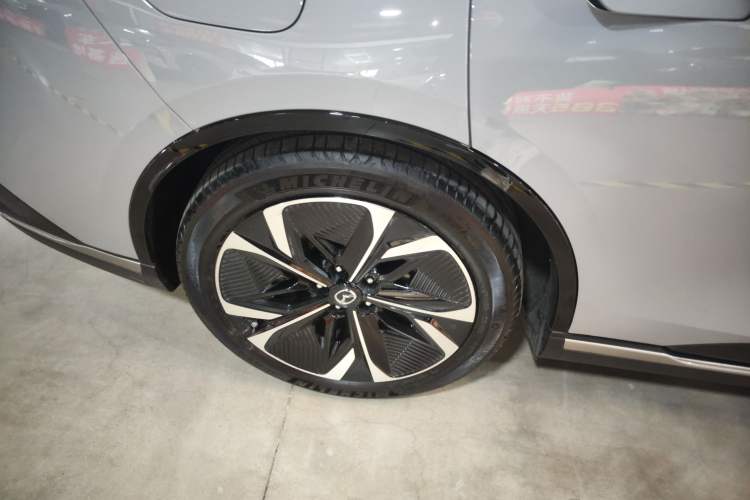Used Mazda EZ-6 2024 Pure Electric 600 ZhiZun Edition Right Rear Wheel Hub