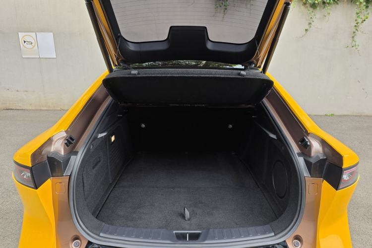 Used Mazda EZ-6 2024 Range-Extended 200 Luxury Edition Interior 9