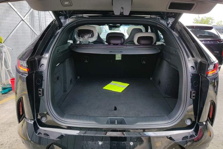 Used Mazda EZ-60 2025 Model Range-Extended 200 Max Trunk