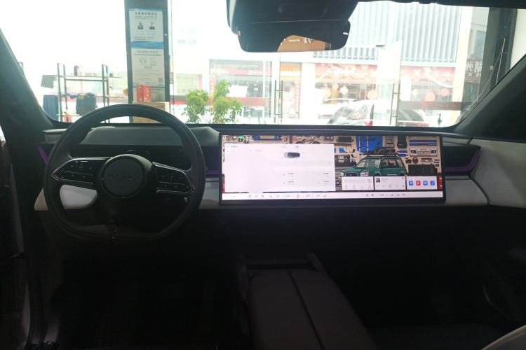 Used Mazda EZ-60 2025 Model Range-Extended 200 Max Center Console