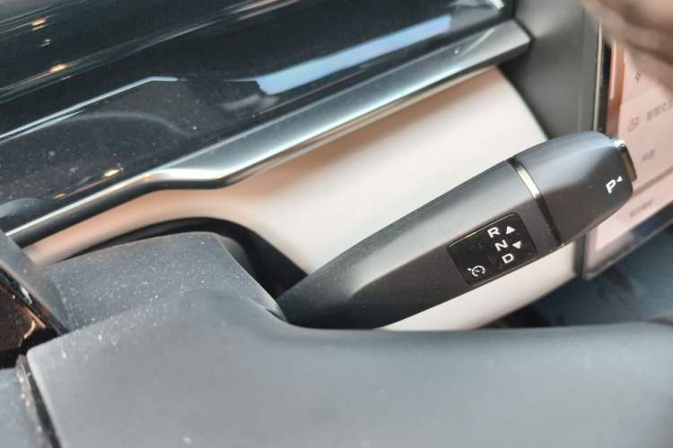 Used Mazda EZ-60 2025 Model Range-Extended 200 Pro Gear Lever