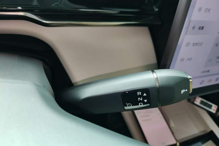 Used Mazda EZ-60 2025 Model Range-Extended 200 Pro Gear Lever