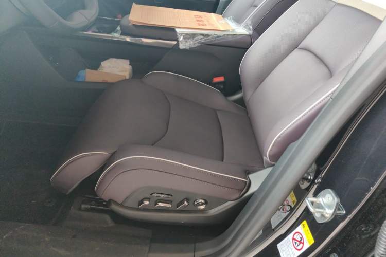Used Mazda EZ-60 2025 Model Range-Extended 200 Max Left Front Seat
