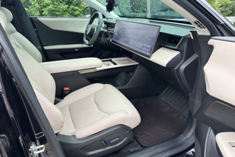 Used Mazda EZ-60 2025 Model Range-Extended 200 Pro Right Front Seat