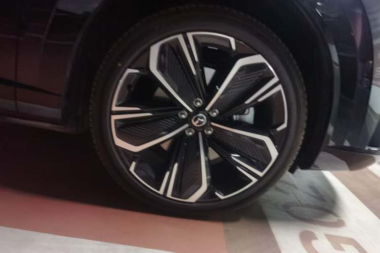 Used Mazda EZ-60 2025 Model Range-Extended 200 Max Right Front Wheel Hub