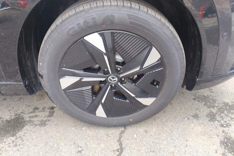 Used Mazda EZ-60 2025 Model Range-Extended 200 Max Right Front Wheel Hub