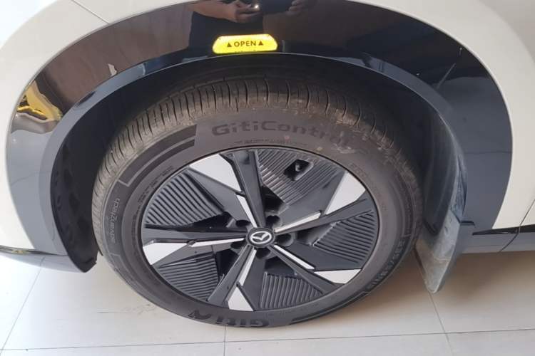 Used Mazda EZ-60 2025 Model Range-Extended 200 Air+ Left Front Wheel Hub