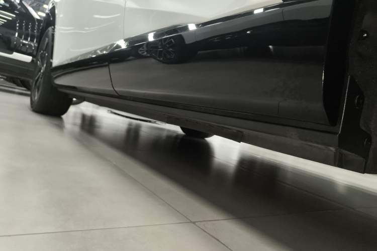 Used Mazda EZ-60 2025 Model Range-Extended 200 Max Left Side Sill