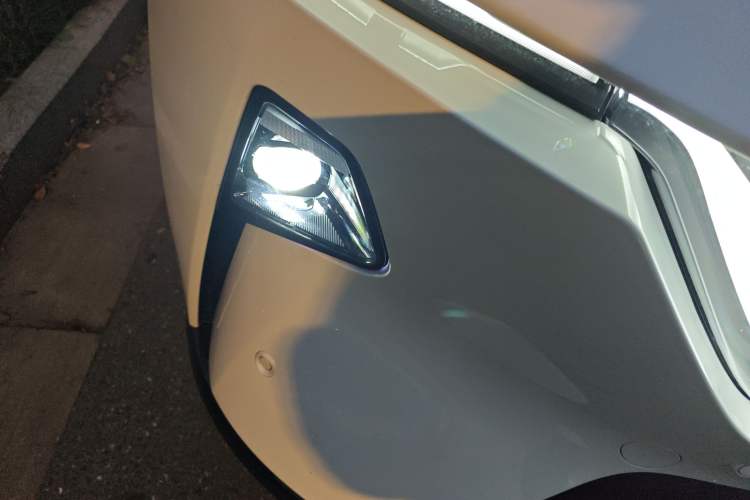 Used Mazda EZ-60 2025 Model Range-Extended 200 Max Right Front Headlight