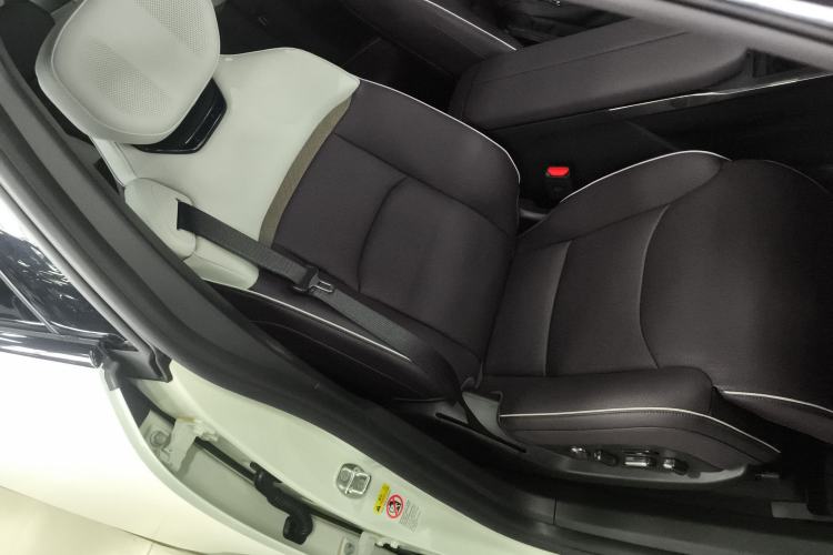 Used Mazda EZ-60 2025 Model Range-Extended 200 Max Right Front Seat